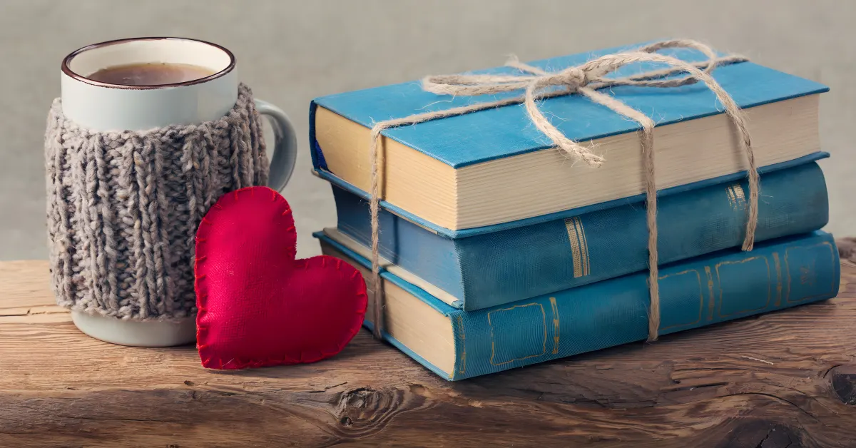 Pilha de livros de romance com coração, representando histórias de amor viciantes