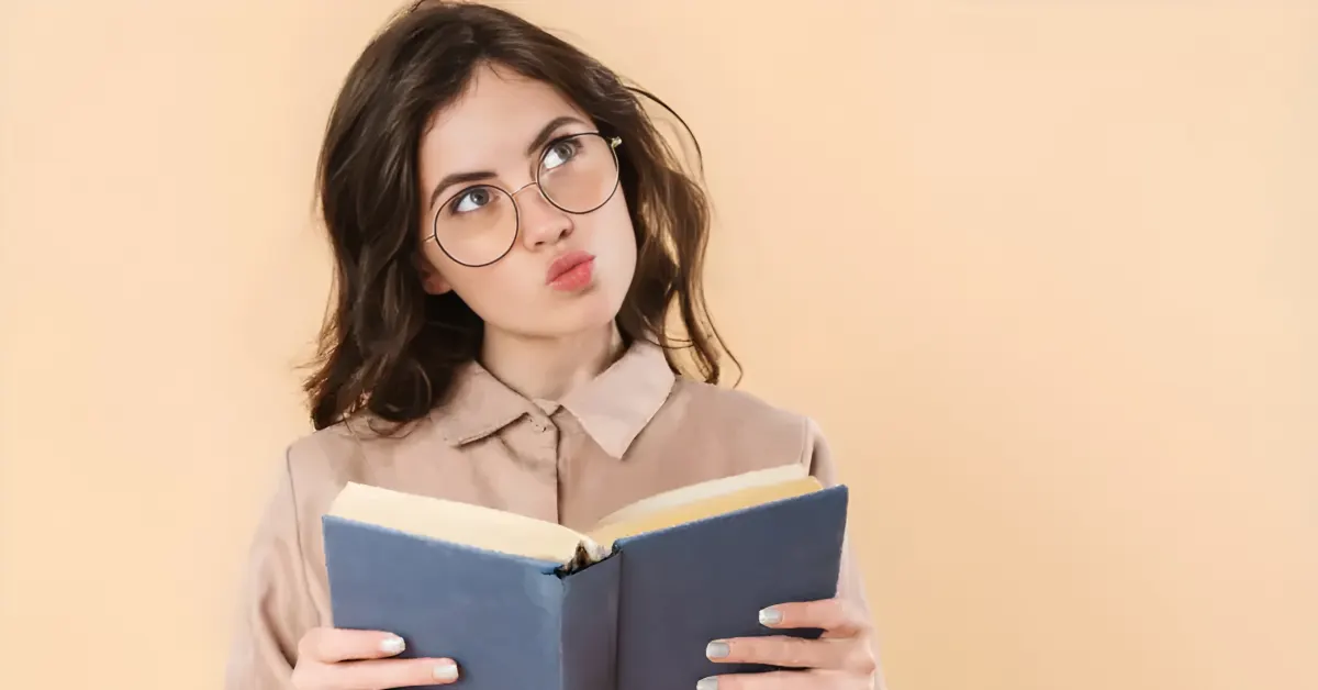 Estante com livros clássicos de romance organizados por gênero literário