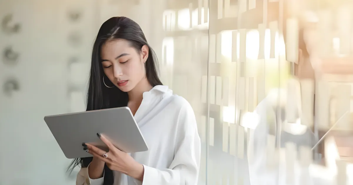 Interface de biblioteca virtual com estantes digitais de livros gratuitos