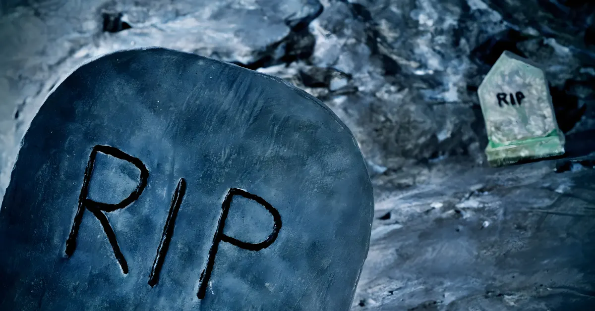 Livros de terror clássicos ao lado de claquetes de cinema, representando adaptações cinematográficas