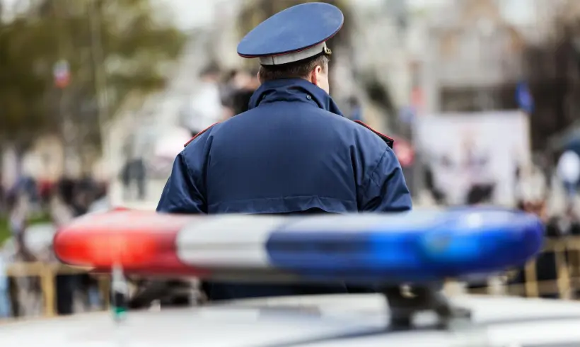 Lupa sobre livro aberto com elementos de mistério, representando o romance policial