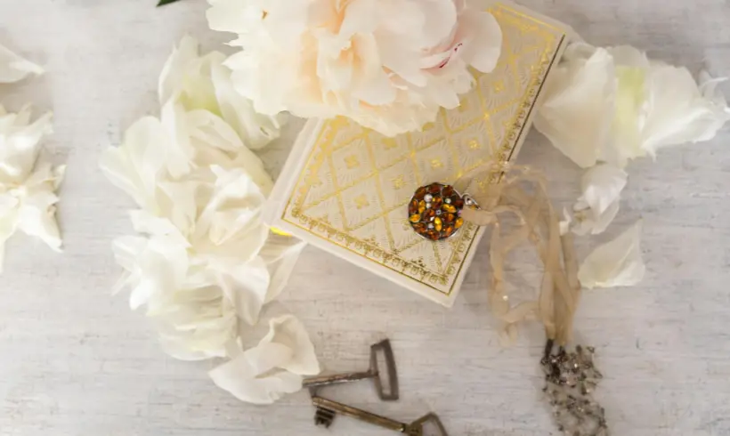 Livros antigos com mapas e objetos históricos, representando o romance histórico