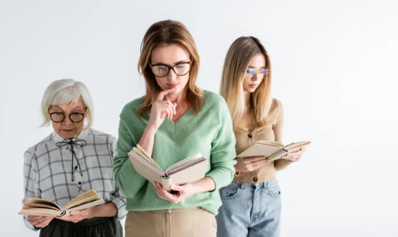 Livros de diferentes formatos, ilustrando quando um livro se classifica como romance